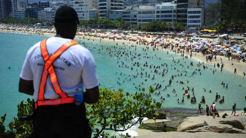 Policia Militar Vigila las playas de Rio de Janeiro